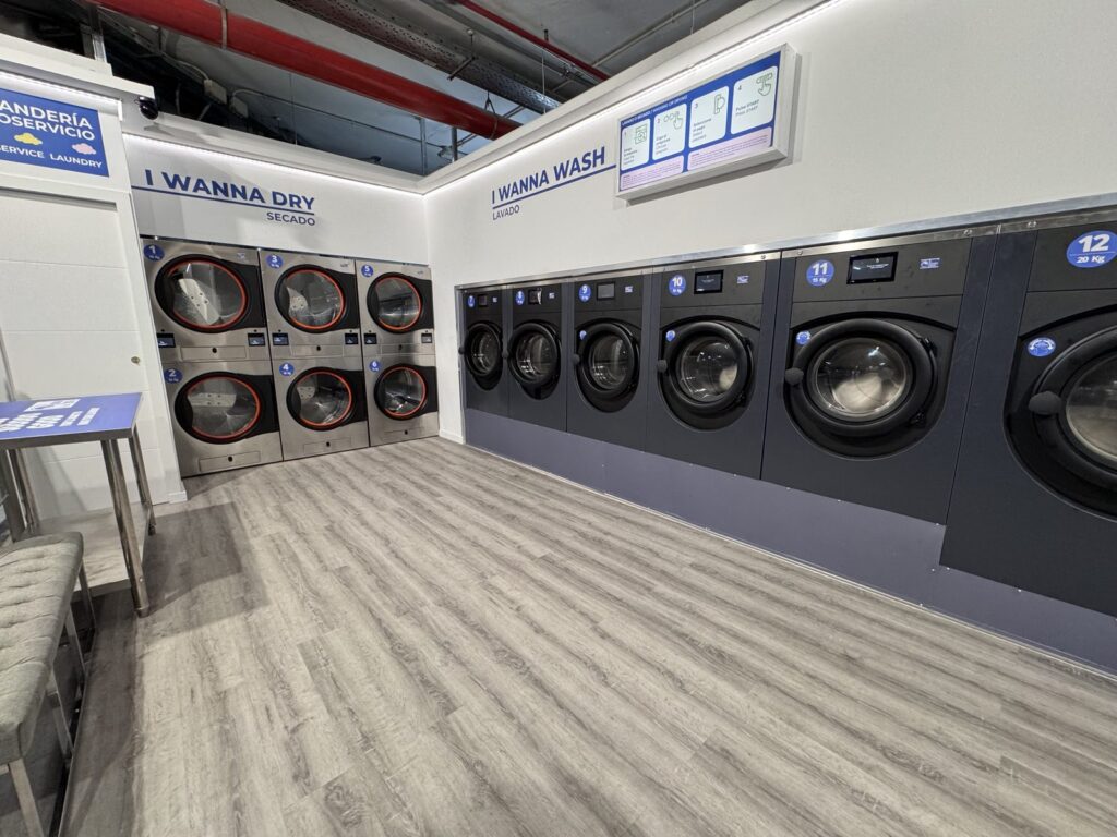 Sala de lavadoras y secadoras de la lavandería I Wanna Wash de La Zenia